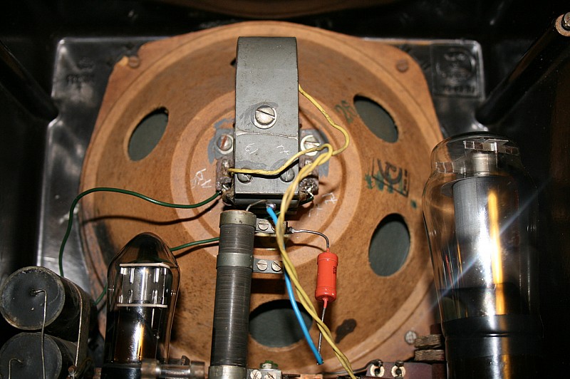 L'altoparlante ha il cestello in cartone. A dx la VCL11 a sx la VY2, valvole progettate espressamente per questa radio.