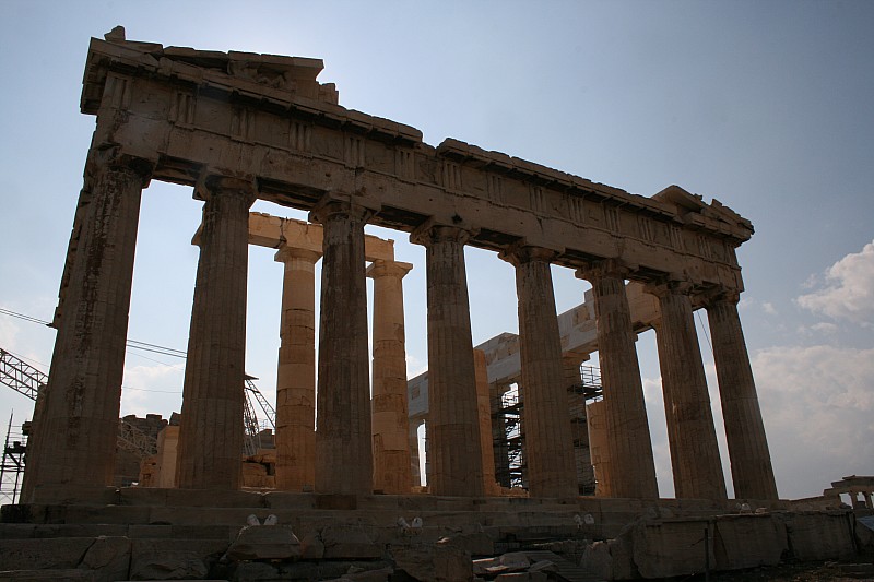 Sempre sotto l'Acropoli, si trova la rocca di Aeropagos, con una magnifica vista sull'Agora,la Plaka, Monastiraki, Omonia .