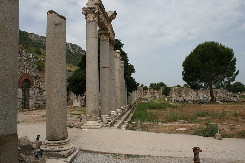  Si inizia dall'agor superiore, centro politico della citt, dove sorgono il pritaneo, l'antico municipio, il tempio di Domiziano,  