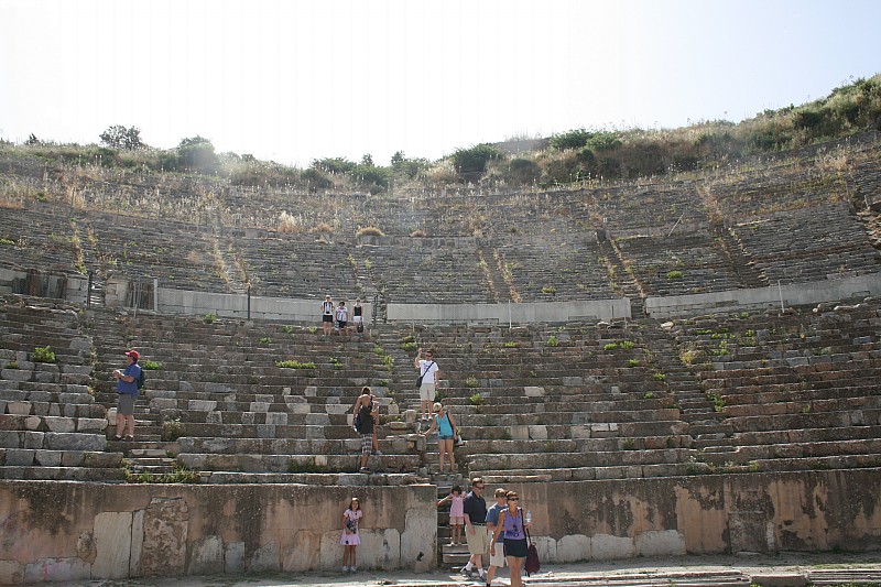 la grande basilica a tre navate e l'odeon, dove si riuniva il consiglio cittadino. Lungo la via dei Cureti: la fontana di Traiano,

