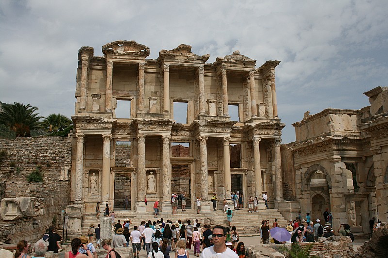 il monumento di Memmio, le terme di Scolastica, il tempio di Adriano.  