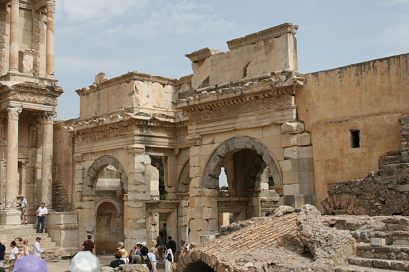 La via dei Cureti termina di fronte alla monumentale biblioteca di Celso, quasi intatta nelle sue strutture;  