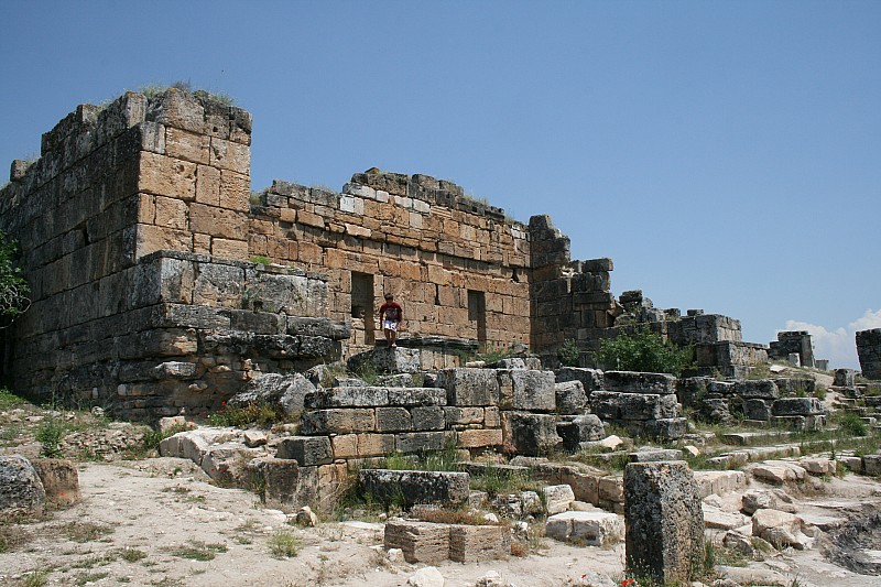 Nel sito archeologico opera dal 1957 la missione archeologica italiana di Hierapolis di Frigia, del Politecnico di Torino.
 