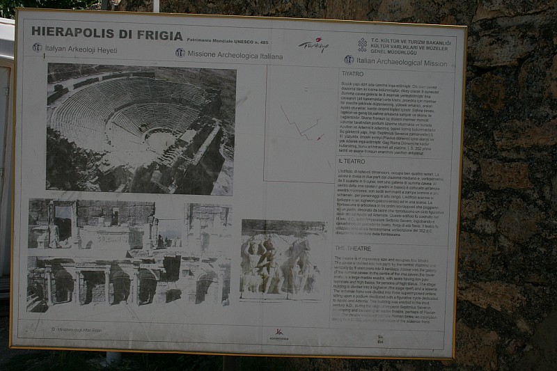   che si svilupper in et imperiale, con tombe a fossa ed edifici funerari.

 